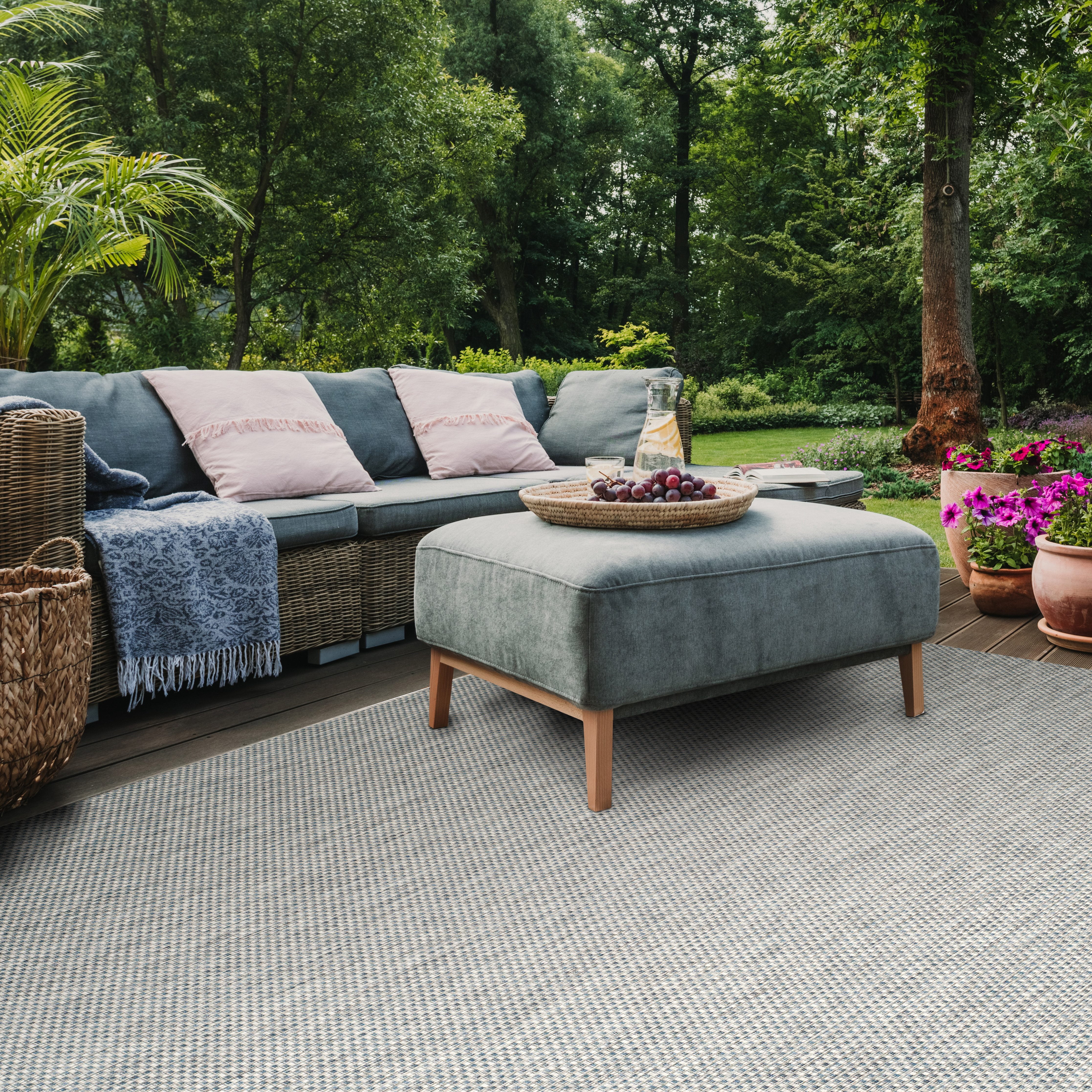 Safavieh Courtyard Finnian Solid Indoor/Outdoor Area Rug, Gray/Navy, 10' x 14'
