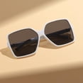 thumbnail image 4 of Gafas de sol cuadradas elegantes de gran tamaño para mujer, gafas de sol grandes y anchas a la moda para mujeres y hombres, pieza llamativa de protección UV, 4 of 5