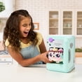 thumbnail image 5 of FABRICACIÓN DE COOKEZ Freezy Cakez. ¡Mezcla y decora a tu mejor amigo de peluche! Coloque su mezcla para pastel en el congelador y sorpréndase cuando salga un amigo de peluche interactivo, tembloroso, 5 of 5