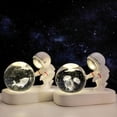 thumbnail image 4 of Bola de cristal tallada con luz de noche con forma de astronauta y base luminosa para estudiantes y amigos, 4 of 6
