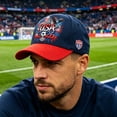 thumbnail image 1 of Gorra de béisbol patriótica de la selección de fútbol de EE. UU. | Gorra para aficionados para el día del partido en casa 2026 | Gorra de sarga transpirable y ajustable para eventos al aire libre, 1 of 9