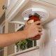 thumbnail image 2 of Abridor de frascos para manos débiles - Debajo del gabinete, fácil agarre, abridor de frascos y botellas con una sola mano - Retire la tapa hermética del frasco para personas mayores con artritis - Aparatos de cocina esenciales para cuidados de asistencia en el hogar - Blanco brillar Electrónica, 2 of 5