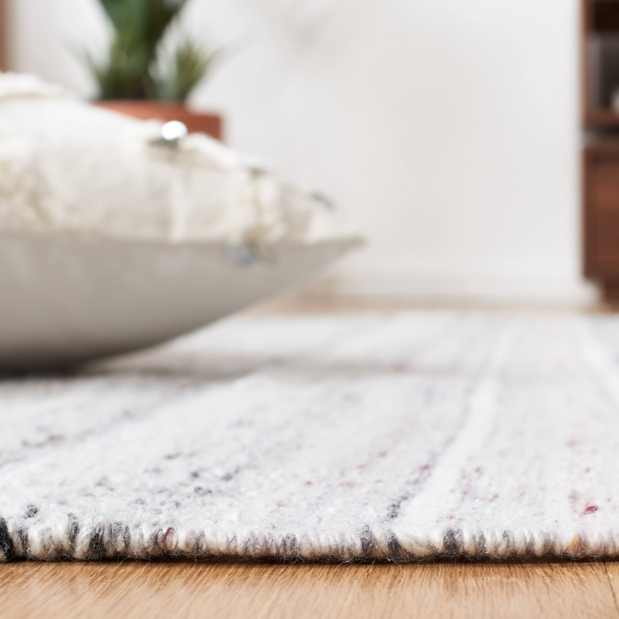 Safavieh Kilim Mckayla Striped Polyester Area Rug, Ivory/Light Gray, 6' x 6' Round