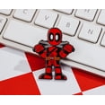 thumbnail image 4 of Alfiler esmaltado de Marvel Deadpool con espadas, exclusivo coleccionista, 4 of 8