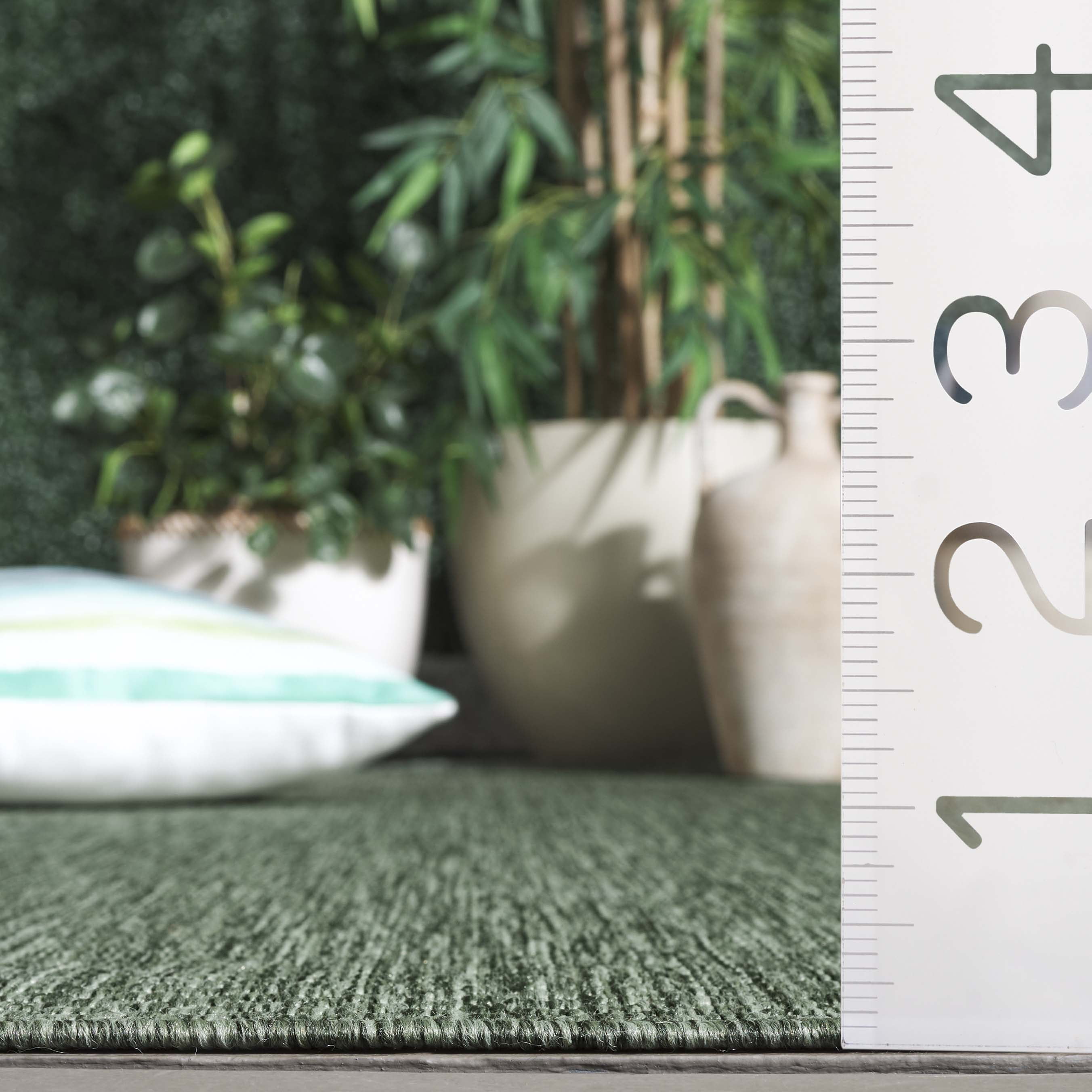 SAFAVIEH Beach House Jacinth Solid Indoor/Outdoor Area Rug, Green, 6'7" x 6'7" Square