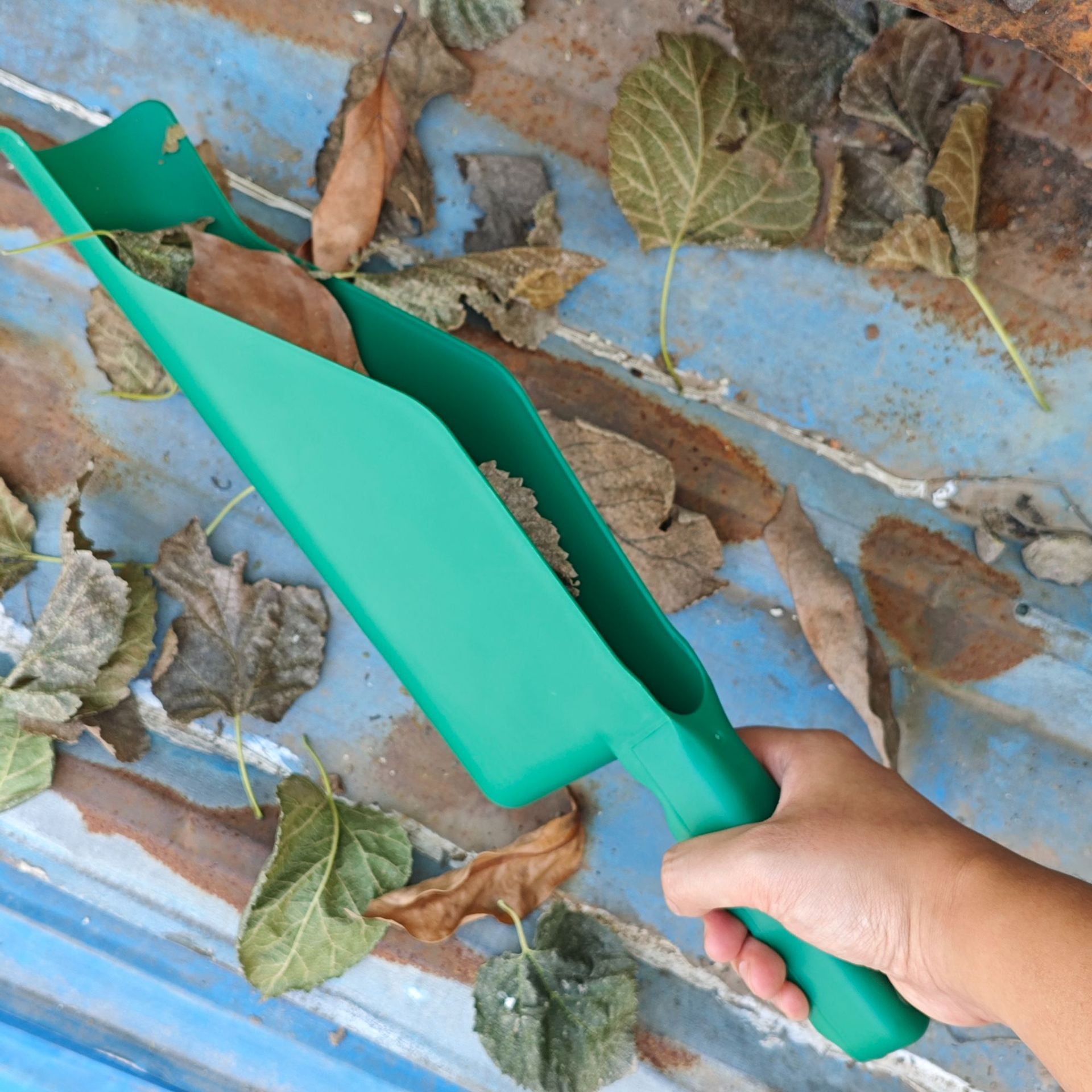 Leaf Scoops Hand Rakes - Lightweight, Durable Grabber Tool for Scooping Up Leaves, Spreading Mulch, Gardening, and Yard Work (Green)