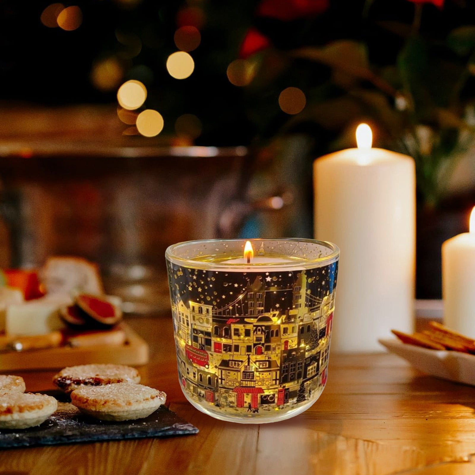 Hometravel Christmas Scented Candle Gift, Glass Jar with Light Sensor and Heat Reactive Wax, London Street Design for Home, Xmas Tree, Women's Present