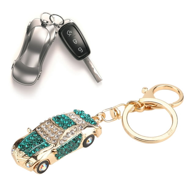 Porte clé en forme de voiture accroché à des clés de voiture Stock Photo