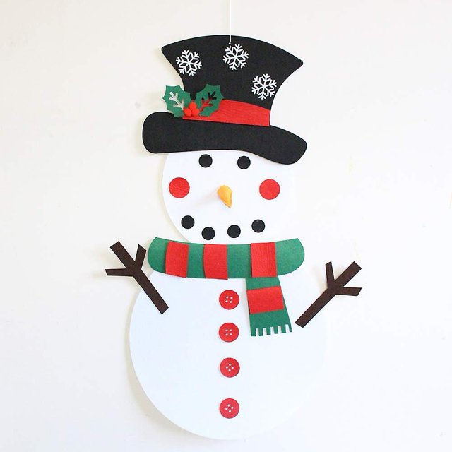 árbol de navidad de fieltro para hacer tú mismo, juego de muñeco de nieve navideño colgante verde y rojo; muñeco de nieve frontal de fieltro blanco con sombrero negro decorado con copos, bufanda a rayas verde y roja, nariz amarilla, ojos y boca de botones negros, tres botones rojos en el torso y brazos en forma de rama sobre fondo claro, plegado para transporte, tamaño aprox. 100 x 50 cm; también apto para juego infantil en pared o puerta.