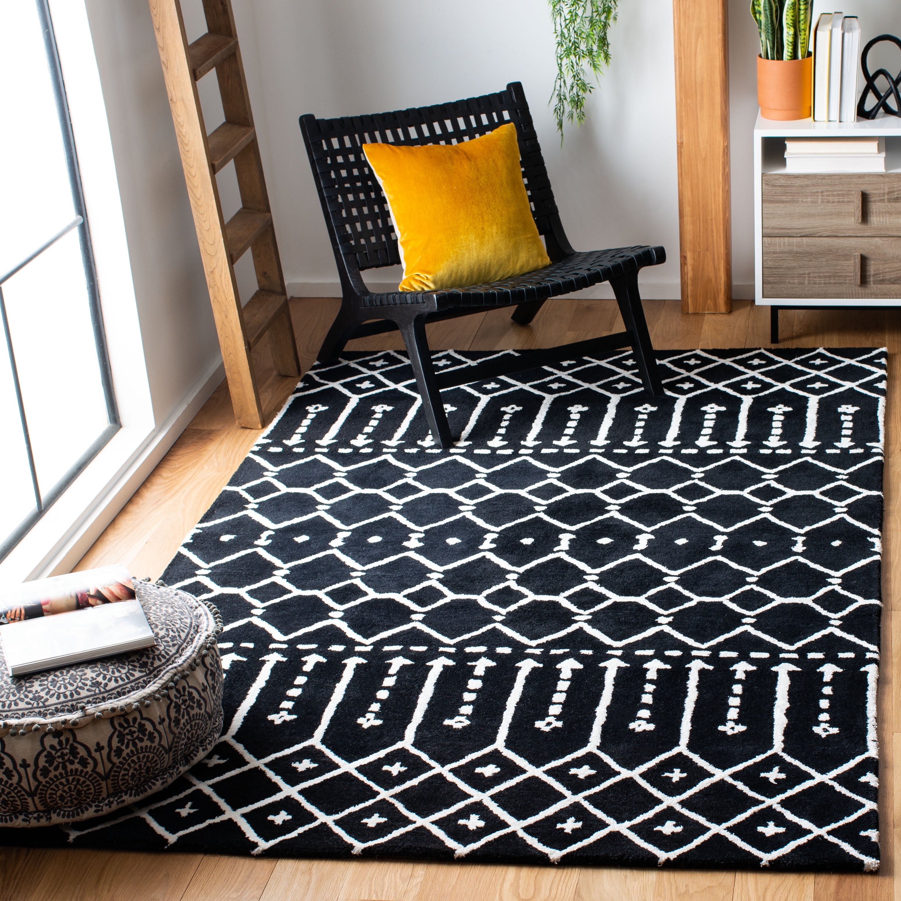 SAFAVIEH Himalaya Darin Geometric Wool Area Rug, Black/Ivory, 4' x 6'
