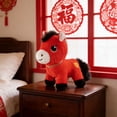 thumbnail image 4 of Encanto cultural: La mascota del Año del Caballo 2026 está diseñada en un estilo tradicional chino, con sillas de montar bordadas y crines de hilo dorado, que encarnan el estilo de las pinturas de cab, 4 of 7
