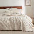 thumbnail image 1 of Colcha para cama California King, color beige, con estampado de cestería, 1 of 7