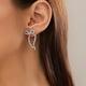 thumbnail image 1 of Pendientes de botón con lazo de joyería europea y americana en forma de cinta de metal con nudos de cadena de hueso de serpiente para mujer, 1 of 6