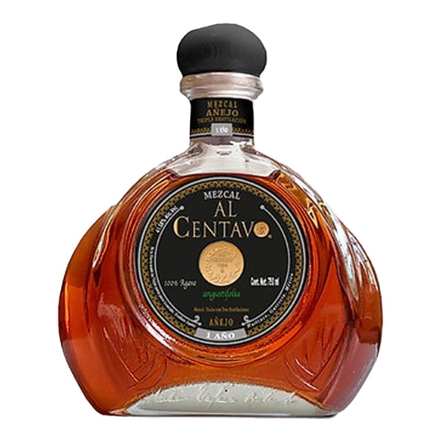 pack de 2 mezcal centavo mezcal centavo añejo 750 ml botella individual mostrada (imagen de una botella), vista frontal centrada de cuerpo ancho y base plana con cuello corto y tapón negro; vidrio con líquido ámbar oscuro, etiqueta circular negra con logotipo dorado 'Al Centavo' y texto 'Añejo 1 Año'; fondo blanco neutro. Empaque puede variar; a menudo usado como pieza de colección por su silueta distintiva.