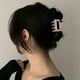 thumbnail image 2 of Ps Pinza para el pelo de gran tamaño para cabello grueso. Accesorios minimalistas para el pelo, duraderos y elegantes, 2 of 7