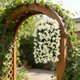 thumbnail image 4 of Colgante de pared de lirios artificiales con enredaderas de plástico, guirnalda de flores falsas para decoración de jardín interior exterior y bodas, de 65 cm de largo., 4 of 6