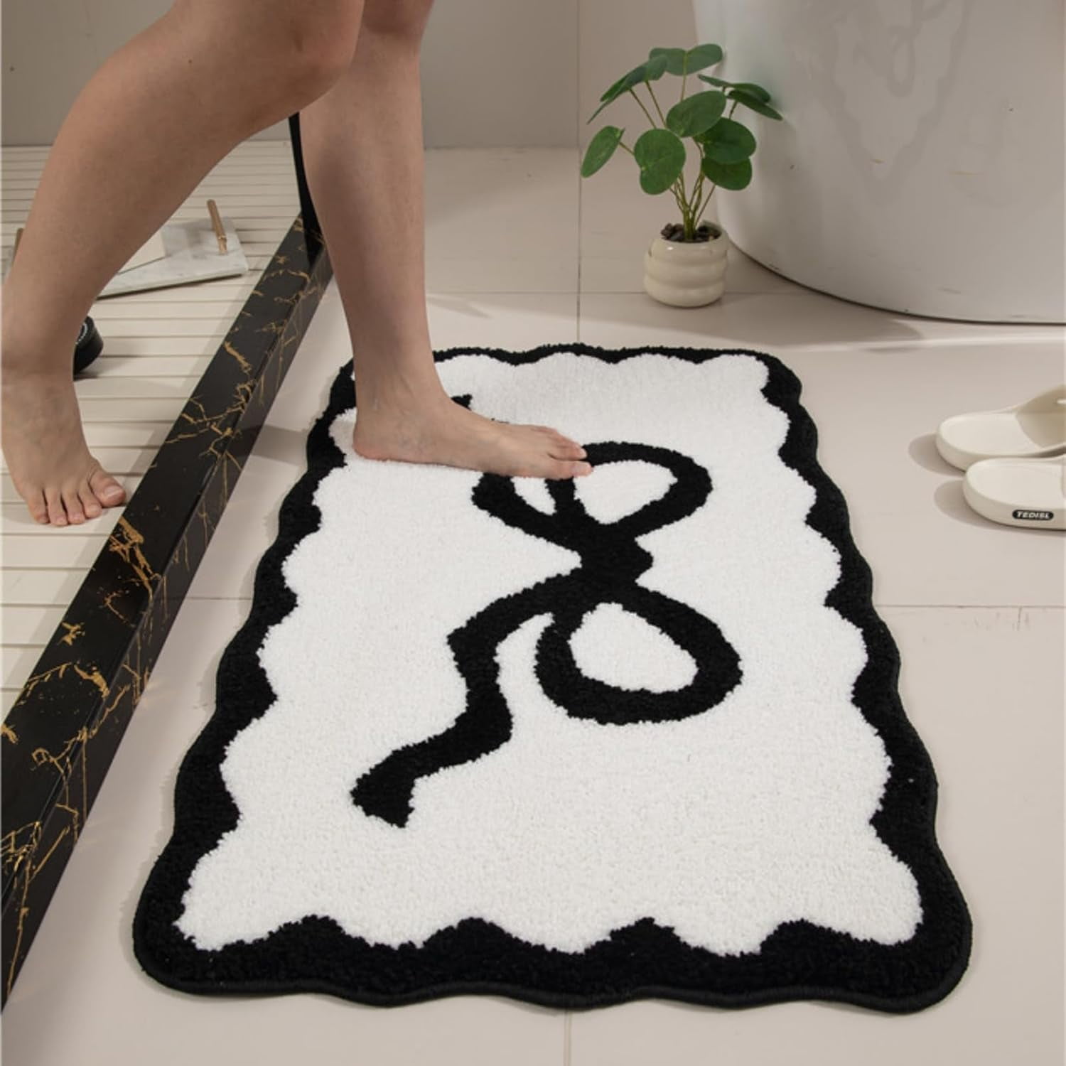Lanola Black Scalloped Bathroom Mat 26x18, Soft Absorbent Bath Mats, Machine Washable Microfiber Floor Mats for Bathroom Tubs, Sinks and Showers