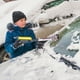 thumbnail image 3 of Fiudx Ofertas del día El raspador de hielo se utiliza para quitar la nieve con un cepillo quitanieves 2 en 1, 3 of 4