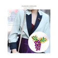 thumbnail image 2 of Broches de uva con diamantes de imitación para mujer, elegante broche de fruta, prendas de fiesta para damas, regalos de novia, morado, morado, 2 of 5
