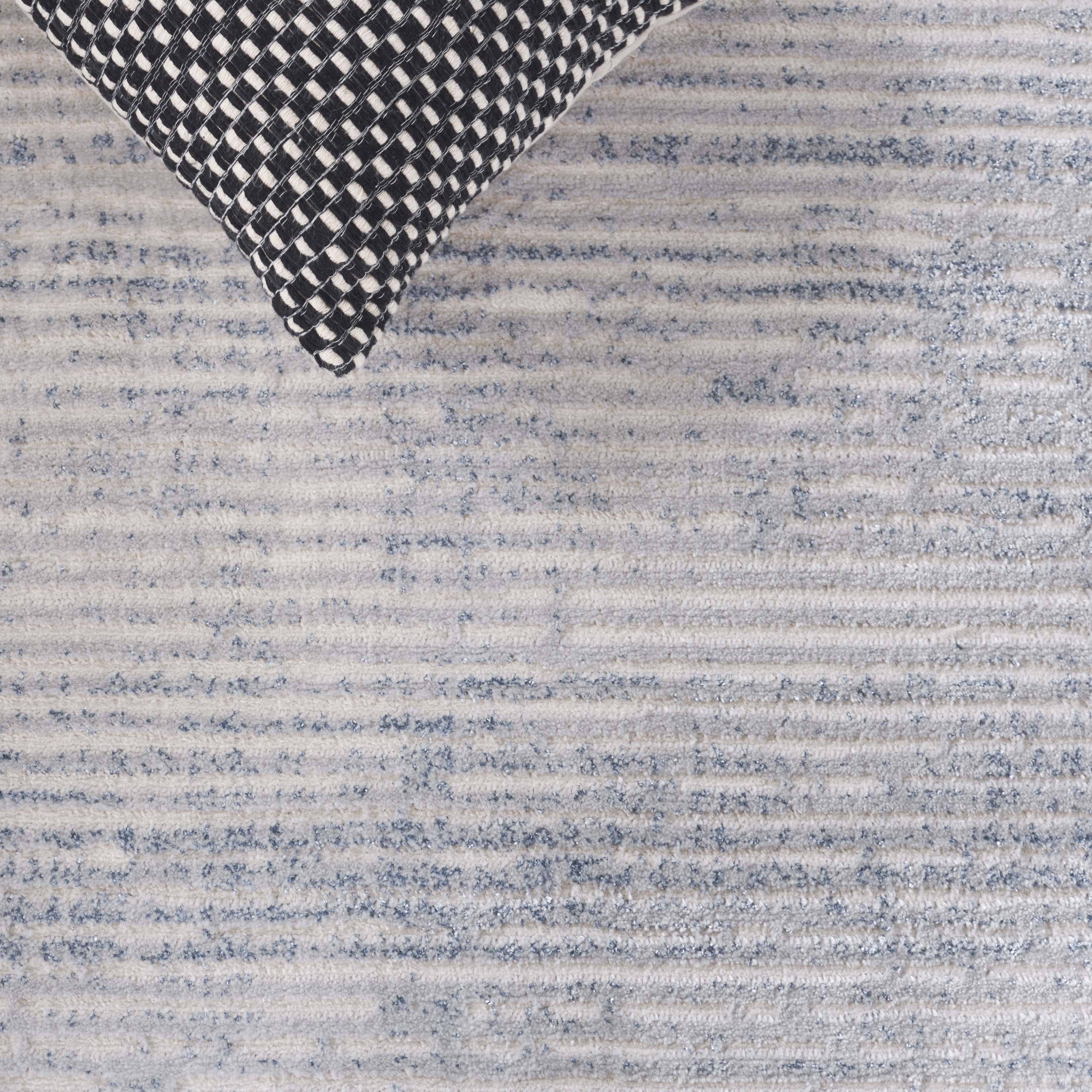 SAFAVIEH Whisper Zoe Solid Area Rug, Blue/Grey, 5'3" x 7'6"