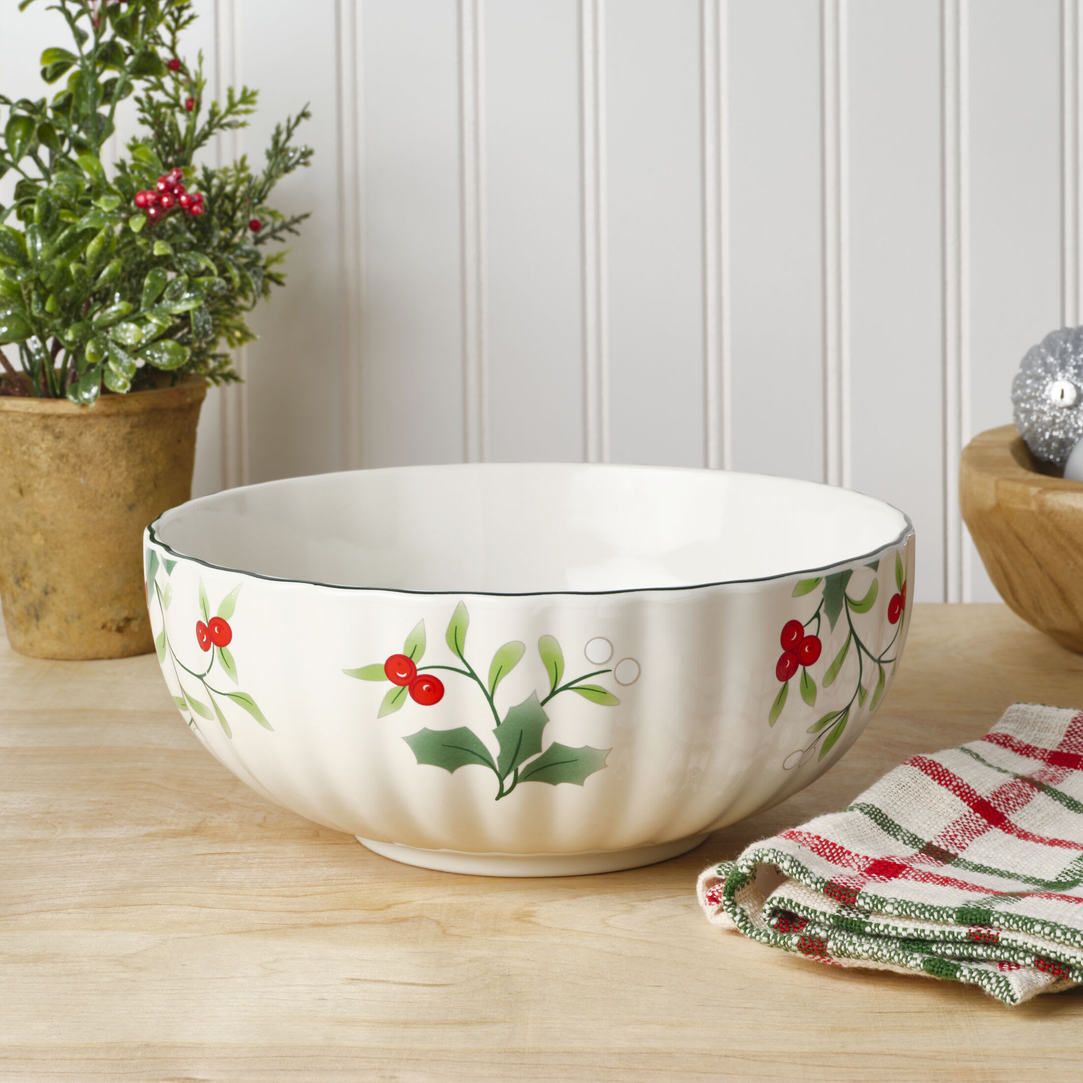 Pfaltzgraff Winterberry Stoneware 9 in Scalloped Serving Bowl