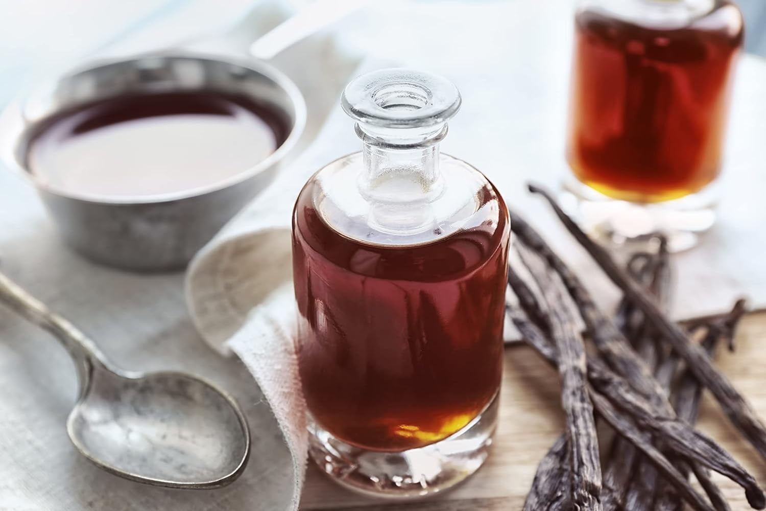 Organic Vanilla Extract - Made with Madagascar Vanilla Beans – For Baking, Desserts, Home Cooking and Chefs - 8 OZ