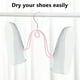 thumbnail image 5 of Tendedero de zapatos a prueba de viento, organizador colgante para balcón al aire libre con diseño de gancho seguro para sandalias, zapatillas y calzado mojado, solución de secado que ahorra, 5 of 7