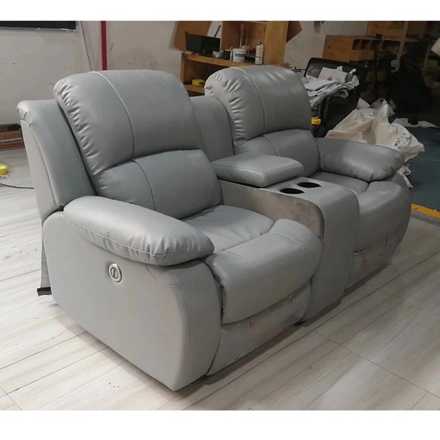 linlamlim manual / electric recliner sofa genuine leather couch for livingroom theater seat cinema recliner multifunctional sofa Azul front-facing two recliner seats with center console, visible side power recline button, padded headrests and armrests, built-in cupholders and storage, shown on light wood floor in a workshop; suitable for home theater or sala de juegos.