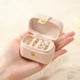 thumbnail image 4 of Caja de anillos pequeña caja de joyería de viaje organizador, mini joyero portátil caja de almacenamiento de anillos, práctico regalo de viaje para niñas y mujeres, 4 of 5
