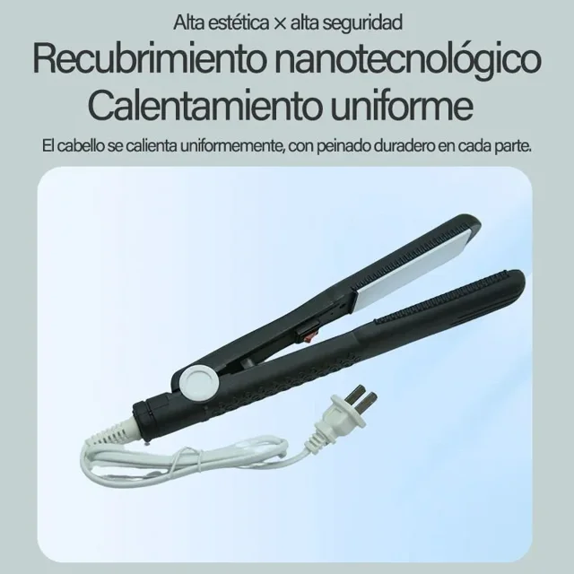 oudosprs planchas para el cabello Mini plancha portátil negra con placas de cerámica iónica, vista 3/4 frontal; mango texturizado antideslizante, bisagra circular y cable blanco con clavija mexicana sobre fondo claro, adecuada para alisar, crear ondas suaves o rizos definidos, también práctica para viajes.