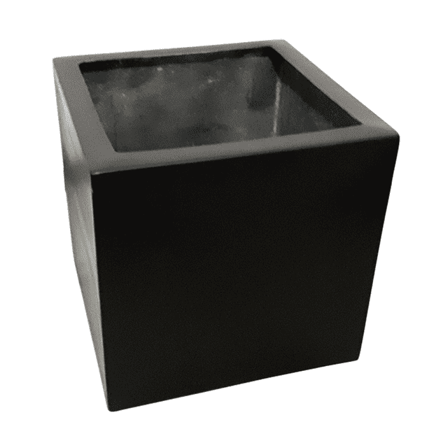 maceta de fibra de vidrio fibraformas mod. cubo 20cm chocolate maceta cúbica 20 cm (alto x ancho x largo) color chocolate con acabado liso, vista 3/4 frontal que muestra el interior abierto; apta para interiores y exteriores; sin orificios de desagüe según especificaciones; también adecuada para decorar mesas y balcones.