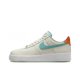 thumbnail image 1 of Zapatillas deportivas retro informales Air Force 1 Low "Carabiner Swoosh" blancas y rojas para hombre y mujer DH7579-100, 1 of 4