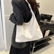 thumbnail image 2 of Bolso de hombro retro para mujeres, estilo de moda coreano 2025, bolso de axila elegante, bolso tote de moda para mujeres., 2 of 10