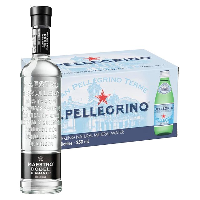 pack 24 agua san pellegrino 250 ml tequila maestro dobel diamante 700 ml Caja azul de 24 botellas de Agua San Pellegrino 250 ml junto a una botella de Tequila Maestro Dobel Diamante 700 ml en primer plano; botella de tequila transparente con cuello y tapa negras y texto grabado en el vidrio. Venta de alcohol solo a mayores de edad.