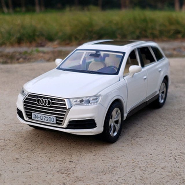 Modelo de coche de aleación AUDI Q7 SUV 1:32, vehículo de Metal fundido a presión, simulación de sonido y luz, juguete para niños, regalo