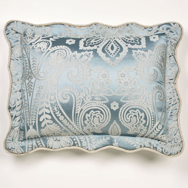funda de almohada festoneada azul parisina con volutas y tejido jacquard de estilo regencia romántico funda de almohada festoneada estándar, vista frontal centrada de una funda rectangular en azul parisino con motivos jacquard en marfil y volutas ornamentales; borde con bridas festoneadas y cordón trenzado, cierre trasero francés y textura tejida marcada; diseñada para insertar almohada tamaño queen estándar y crear una suite romántica de estilo regencia; a menudo usada también como almohada decorativa en cabeceras clásicas.