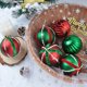 thumbnail image 1 of Juego de 6 adornos navideños de bolas flocadas Yuanzi | Bolas decorativas de plástico rojo de 8 cm para árbol y decoración de fiestas | Varios estilos, 1 of 6