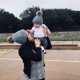 thumbnail image 2 of Conjunto de madre e hijo de lana con flores de cáñamo, gorro tipo jersey, gorro estilo gorra de béisbol con pelo de flores de cáñamo, 2 of 6