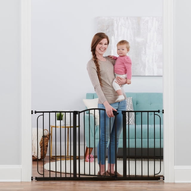 Regalo Home Accents Puerta para bebé súper ancha de 58 pulgadas, incluye extensión de 6, 8 y 12 pulgadas, 4 paquetes de soportes de presión y 4 paquetes de vasos de pared y kit de montaje