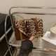 thumbnail image 4 of Bolso pequeño con cadena y estampado de leopardo de celebridades de Internet para mujer, otoño e invierno 2025, nuevo bolso cuadrado pequeño con nuevo temperamento y combinable., 4 of 5