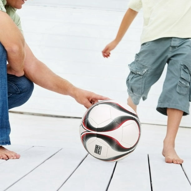 Soccer Kid Pieds Marchant Sur Un Ballon De Football Pour Le Sport En Salle  Des Jeunes.