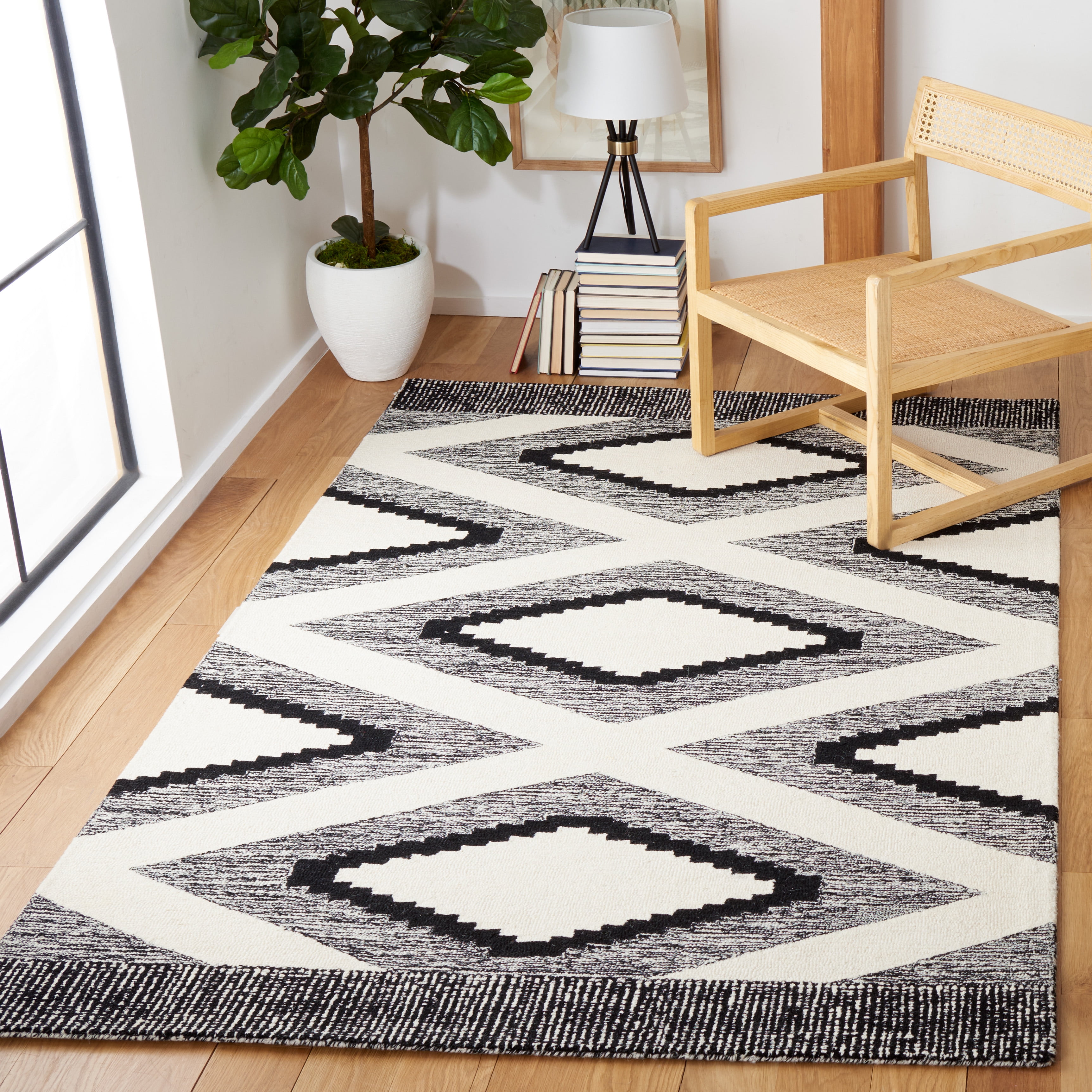 SAFAVIEH Casablanca Alvena Southwestern Wool Area Rug, Ivory/Black, 6' x 6' Square