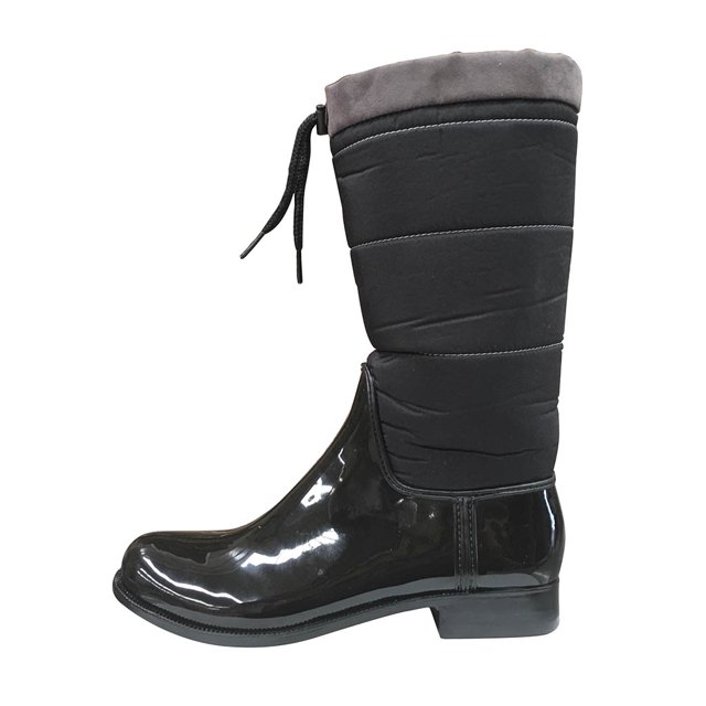 botas de lluvia green box mx-9230-faaa-26 para dama con suela impermeable Bota media caña, vista lateral derecha; puntera y empeine en charol negro brillante, caña acolchada textil con costuras horizontales y borde superior gris tipo gamuza, cordón trasero ajustable y suela plana de goma impermeable; hecha en México, ideal para días lluviosos y también usada para proteger calzado en viajes.