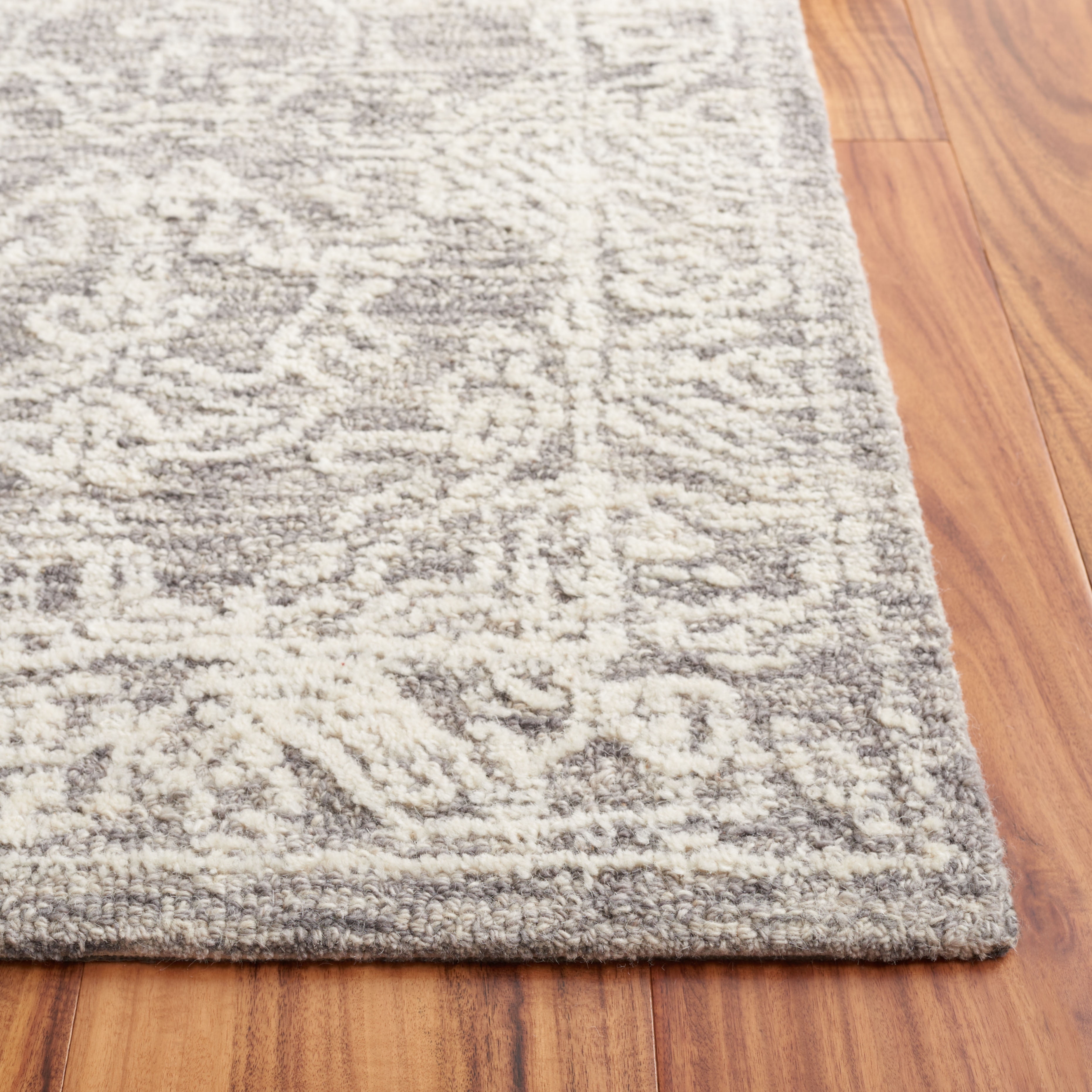 SAFAVIEH Ebony Agatha Traditional Area Rug, Ivory/Grey, 4' x 6'