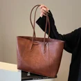 thumbnail image 2 of Bolso texturizado de primera calidad para mujer, nuevo bolso de mano retro de 2024, bolso de hombro informal de gran capacidad para viajes diarios, 2 of 5