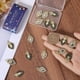 thumbnail image 3 of 1 caja de 20 dijes del Sagrado Corazón, dije de corazón dorado con micro pavé de circonitas cúbicas negras y transparentes. Amuleto del Sagrado Corazón para Pascua., 3 of 9