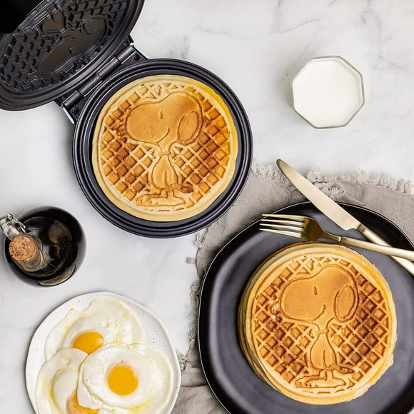 Uncanny Brands Gaufrier aux Arachides - Faire des Gaufres Snoop - Appareil de Cuisine