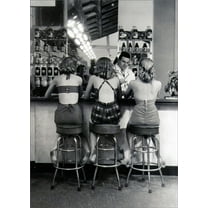 Avanti Press Three Ladies Sitting on Bar Stools America Collection Feminine Friendship Card for Her : Woman : Women