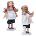 thumbnail image 4 of Figura Niña En Miniatura Escala 1:12 Rubia Camiseta Blanca Pantalones Cortos Niña Casa De Muñecas Figuras De Niña De Porcelana, 4 of 7