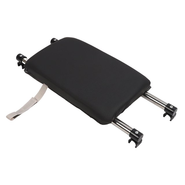 asiento de repuesto para andador, asiento de descanso para andador, soporte de carga fuerte, fijación firme, fácil instalación, andador plegable, asiento acoplable para discapacitados cojín acolchado negro extra ancho sobre estructura tubular cromada con dos barras de soporte de aprox. 51,5 cm y clips antideslizantes; asiento plegable de aprox. 40 x 21,5 cm y correa de sujeción visible, vista 3/4 que muestra el mecanismo de enganche compatible con andadores de 4 patas; también apto como asiento portátil para descansos breves durante viajes.